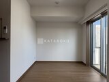 アルコバレーノ亀戸2 大きなバルコニーに面した明るいリビングダイニング空間