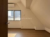 アルコバレーノ亀戸2 明るい光が入る屋根裏空間のような洋室