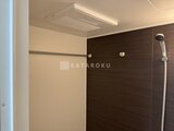 アルコバレーノ亀戸2 濃い色タイルと白い壁が調和したシャワールーム