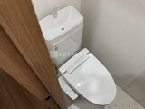 アルコバレーノ亀戸2 白い壁に囲まれたコンパクトながら清潔感のあるトイレ空間