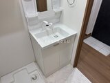 アルコバレーノ亀戸2 清潔感のある白い洗面化粧台と鏡付きの洗面室