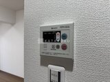 アルコバレーノ亀戸2 壁に設置されたノーリツの給湯器コントローラーと下部のスイッチ
