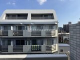 アルコバレーノ亀戸2 モダンな外観の3階建て共同住宅を前面から捉えた様子