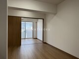 アルコバレーノ亀戸2 開放的なリビングダイニングから見たバルコニーへの眺望