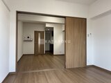 アルコバレーノ亀戸2 木目調の大きな開き戸で仕切られたリビングダイニング