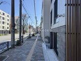 タスキスマート新大塚3 建物前面の整備された歩道から見た街並みと建物外観