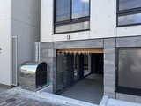 タスキスマート新大塚3 モダンなデザインのエントランスポーチと駐輪スペースの外観