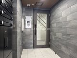 タスキスマート新大塚3 エントランスドアから見たモダンな共有廊下