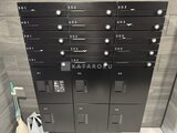 タスキスマート新大塚3 黒くモダンな郵便受けと宅配ボックスが整然と並ぶエントランス