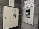 タスキスマート新大塚3 建物エントランスに設置された防災盤と集合インターホン