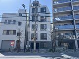 タスキスマート新大塚3 前面道路から見た建物外観と周辺の街並み