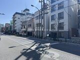 タスキスマート新大塚3 前面道路から見た建物外観と周辺街並み