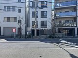 タスキスマート新大塚3 前面道路から見たモダンな外観と1階店舗スペースのある建物