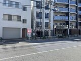タスキスマート新大塚3 前面道路から見た建物の外観と街並みの様子