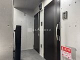タスキスマート新大塚3 複数のエレベーターが並ぶ落ち着いた印象の共用廊下