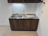 タスキスマート新大塚3 木目調の落ち着いた色合いのコンパクトキッチン