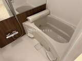 タスキスマート新大塚3 ゆとりのある浴槽と落ち着いた木目調パネルのバスルーム