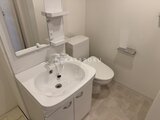 タスキスマート新大塚3 白を基調とした清潔感のあるトイレと洗面台の空間