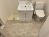 タスキスマート新大塚3 白を基調とした清潔感のあるトイレと洗面台がある空間