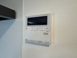 タスキスマート新大塚3 壁に取り付けられたオートロック機能付きのインターホン