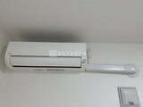 タスキスマート新大塚3 エアコン室内機と壁スイッチが設置された居室の様子