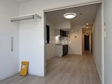 タスキスマート新大塚3 玄関から見たキッチン付きの開放的なリビングダイニング空間