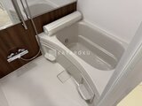 タスキスマート新大塚3 白を基調とした清潔感のあるバスルーム、浴槽と洗い場の様子