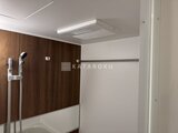 タスキスマート新大塚3 木目調パネルと白のコントラストが特徴の浴室