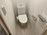 タスキスマート新大塚3 温白色のトイレと落ち着いた配色のトイレルーム