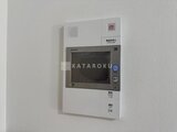 タスキスマート新大塚3 玄関に設置されたモニター付きインターホンと警報盤