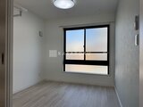 タスキスマート新大塚3 大きな窓から採光を取り入れた明るい洋室