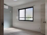 タスキスマート新大塚3 大きな窓からの採光が心地よい洋室