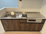タスキスマート新大塚3 木目調キャビネットとステンレストップのコンパクトなキッチン