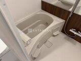 タスキスマート新大塚3 清潔感のある浴室空間と木目調パネルが調和した浴槽