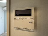 タスキスマート新大塚3 壁面に設置されたベージュ色のインターフォン