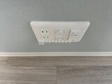 タスキスマート新大塚3 天井に設置されたコンセントと照明制御スイッチ