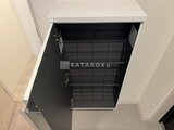 タスキスマート新大塚3 開き戸で開放的な壁面収納の内部