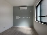 タスキスマート新大塚3 グレーのアクセントクロスが映るシンプルなリビング空間