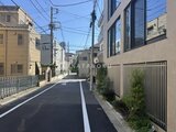 ザ・レジデンス市谷台町 静かな住宅街の路地から見た建物と周辺環境の様子