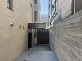ザ・レジデンス市谷台町 モダンな門扉とタイル張りの明るいアプローチの様子