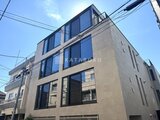 ザ・レジデンス市谷台町 落ち着いた色合いの外壁と大きな窓を備えた建物の外観