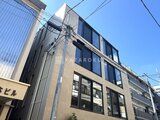 ザ・レジデンス市谷台町 落ち着いたベージュ色の外壁と大きな窓が特徴の建物外観