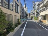 ザ・レジデンス市谷台町 緑が映える静かな街路から見た建物外観と周辺環境