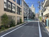 ザ・レジデンス市谷台町 緑を配した落ち着いたエントランス前からの町並み景観