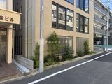 ザ・レジデンス市谷台町 前面道路から見た落ち着いた印象の建物外観と緑が映える玄関周辺