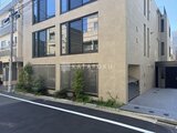 ザ・レジデンス市谷台町 前面道路から見たモダンな建物の外観と駐車場エントランス