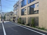 ザ・レジデンス市谷台町 前面道路から見たモダンなベージュ系外壁の建物外観