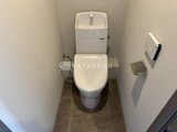 ザ・レジデンス市谷台町 温白色照明で明るく整えたトイレ空間