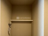 ザ・レジデンス市谷台町 クローゼット内部の棚と収納スペースの様子