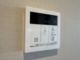 ザ・レジデンス市谷台町 Rinnaiの給湯器リモコンが壁に設置された様子